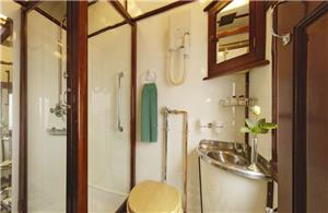 Deluxe Suite bathroom - Rovos Rail